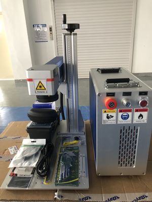 Les magasins de vêtements bénéficient d'une machine d'impression laser à table en fibre 3D 2D avec une capacité de refroidissement à l'eau de 10 à 100%