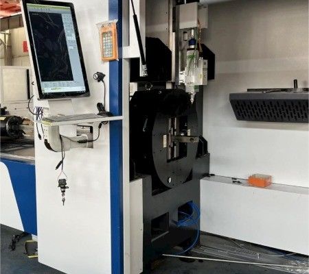 6015 Machine à découper les tubes par laser à tubes CNC